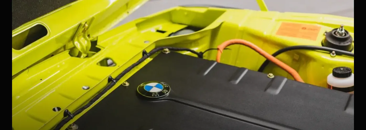 Der Elektromotor eines BMW 2002, mit der Batterie und dem BMW-Emblem
