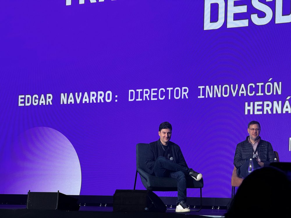 Edgar en un panel